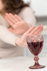 お酒を断る女性の画像